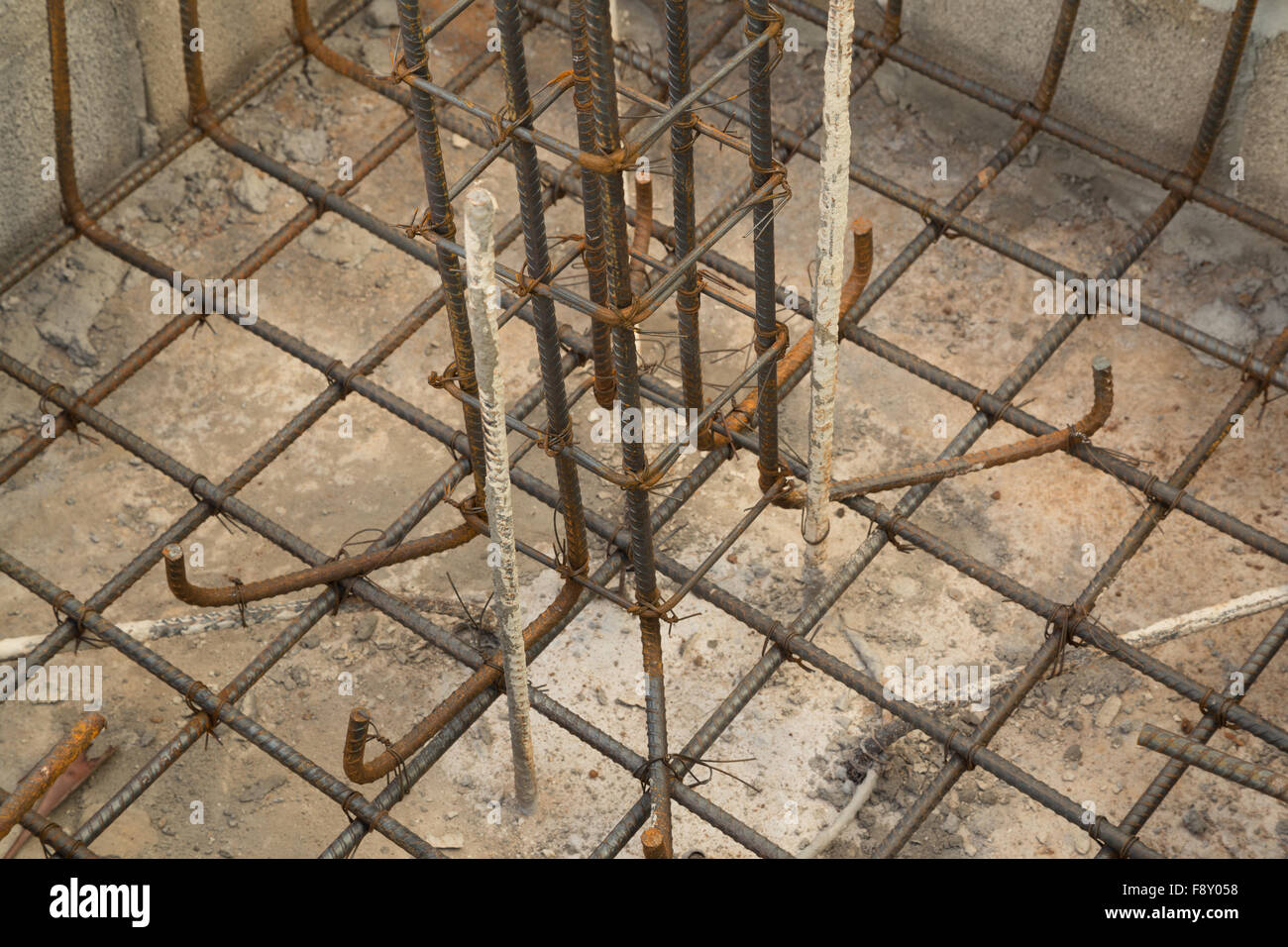 Foro del palo in cantiere la costruzione di preparare per la colata di cemento Foto Stock