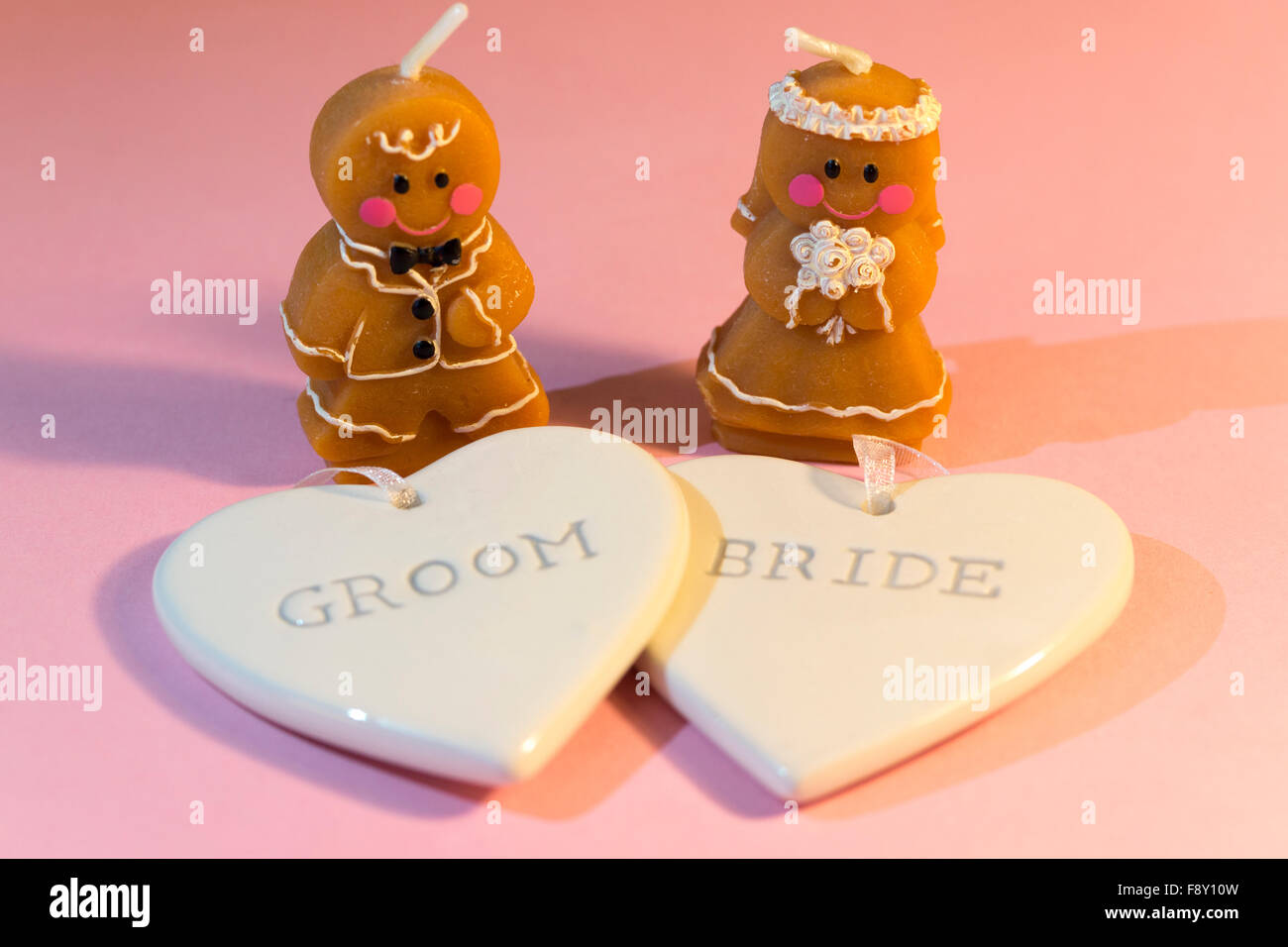 Una figura di una sposa e lo sposo dietro due cuori recanti la scritta "sposa' e 'sposo' Foto Stock