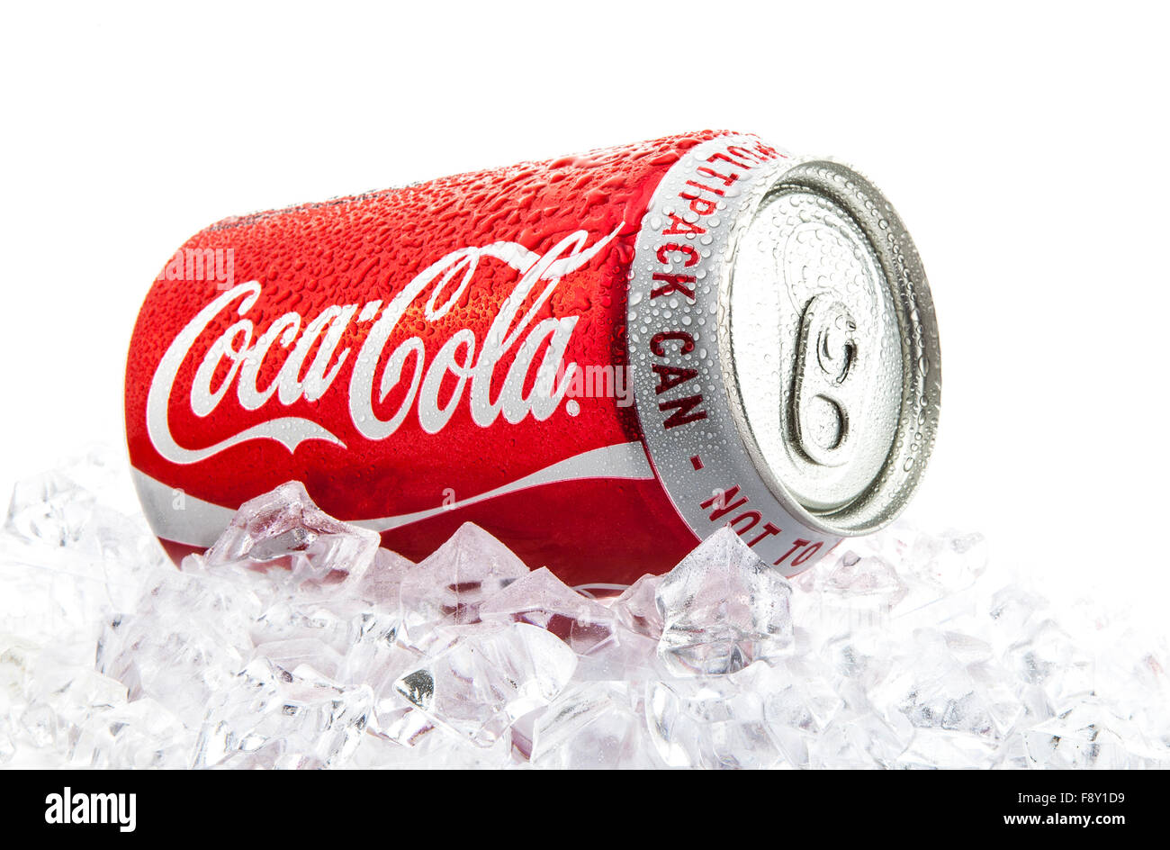 Possibile di Coca Cola su un letto di ghiaccio su sfondo bianco Foto Stock