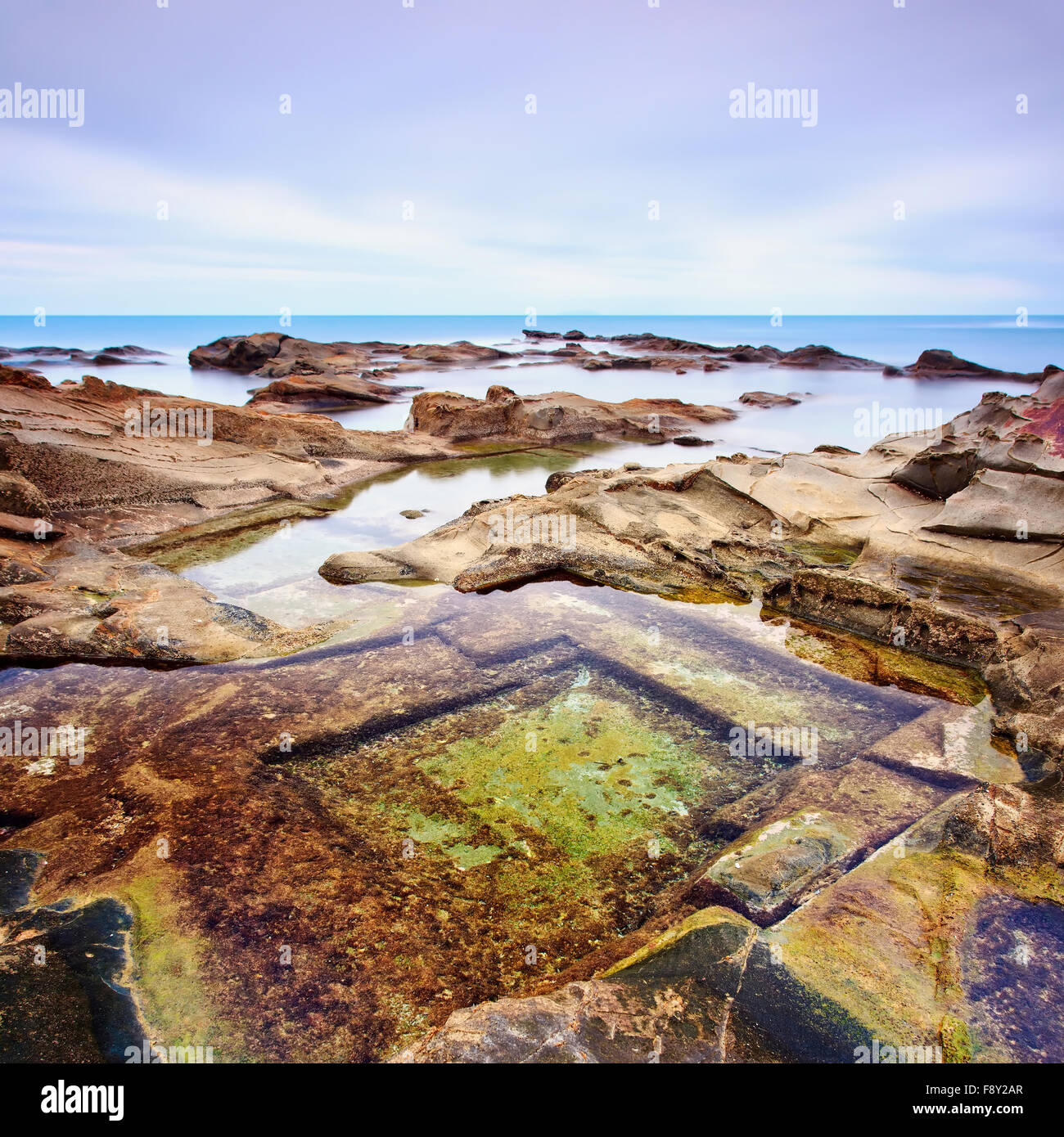 Le vaschette piscina di acqua e rocce, costiere seascape vicino a Livorno.fotografie con lunghi tempi di esposizione, Italia. Foto Stock