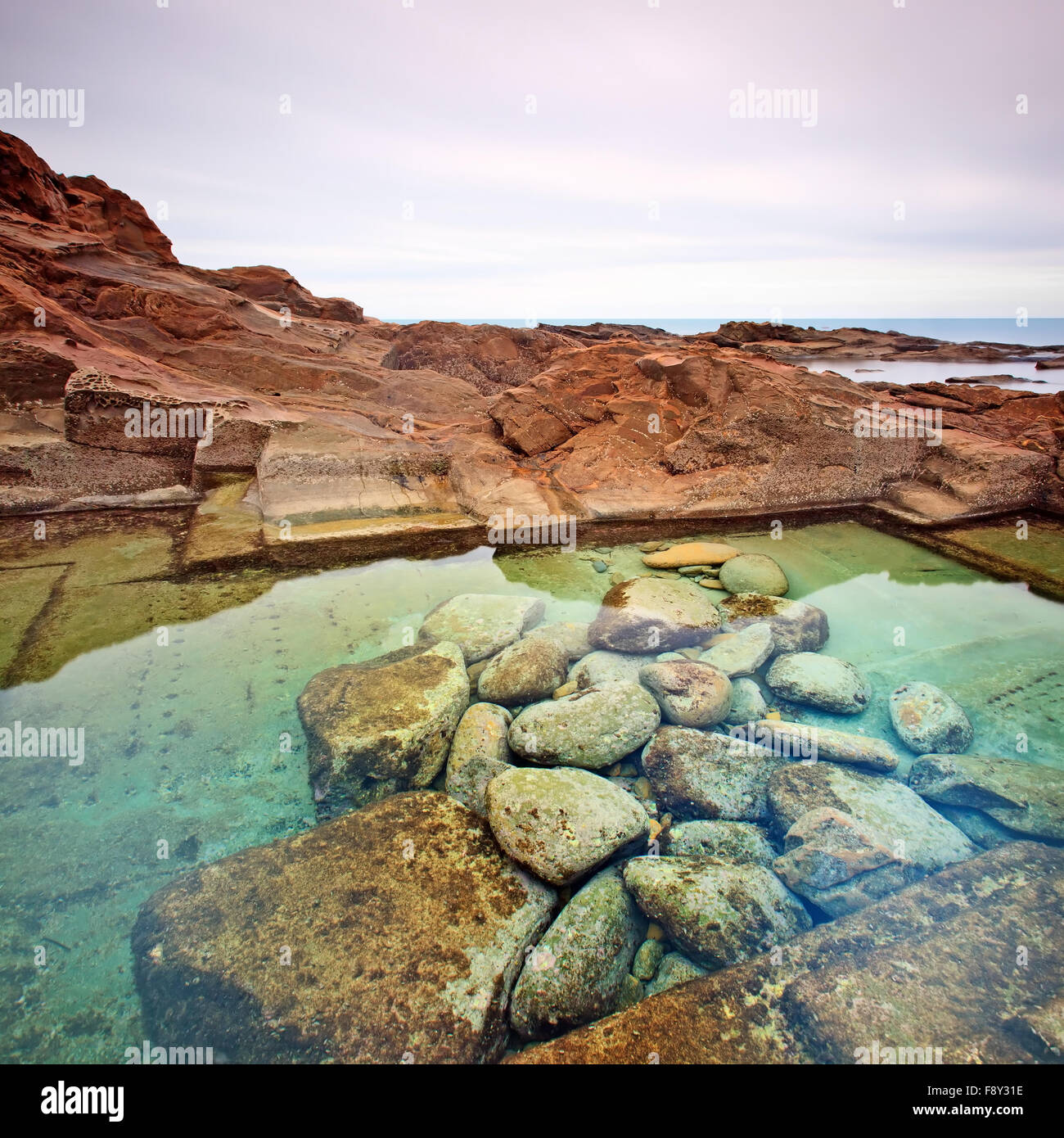 Le vaschette acqua piscina e pietre paesaggio costiero vicino a Livorno. Fotografie con lunghi tempi di esposizione, l'Italia, l'Europa. Foto Stock