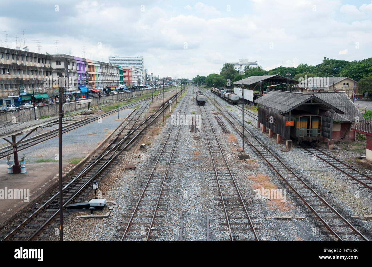 Cantiere ferroviario con serbatoio olio nella città di Thailandia. Foto Stock