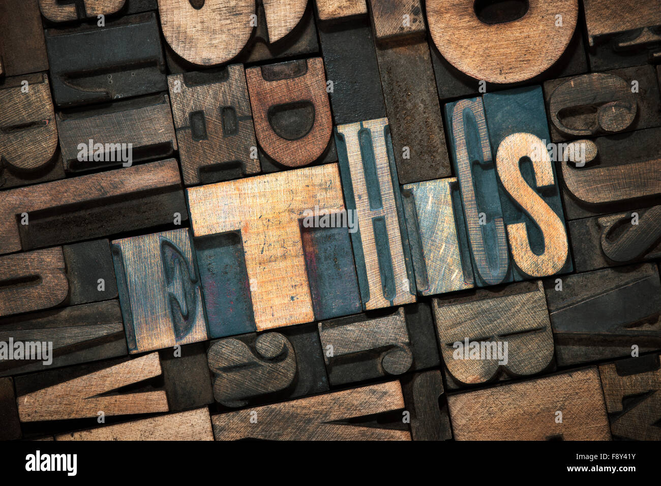 Etica parola fatta da legno blocchi di stampa in rilievo all'interno di molte lettere sullo sfondo Foto Stock