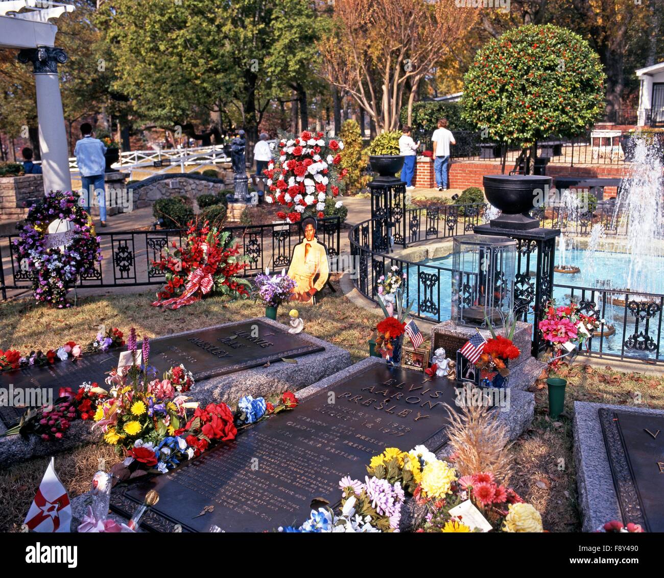 Elvis Presleys grave nel giardino del ricordo a Graceland, la casa di Elvis Presley, Memphis, Tennessee, Stati Uniti d'America Foto Stock