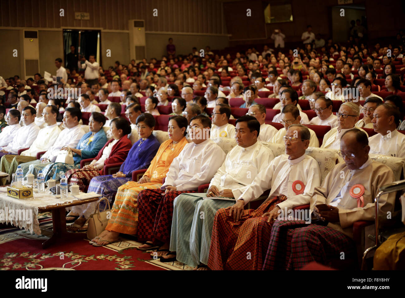 (151212) -- YANGON, Dic 12, 2015 (Xinhua) -- i funzionari e gli ospiti possono partecipare al Premio Letterario Nazionale Cerimonia al Teatro Nazionale di Yangon, Myanmar, Dic 12, 2015. Complessivamente 18 letterati nazionale ha vinto premi letterari (NLA) per 2014 in Myanmar, il Premio Letterario Nazionale comitato di controllo ha annunciato il Sabato. (Xinhua/U Aung) Foto Stock