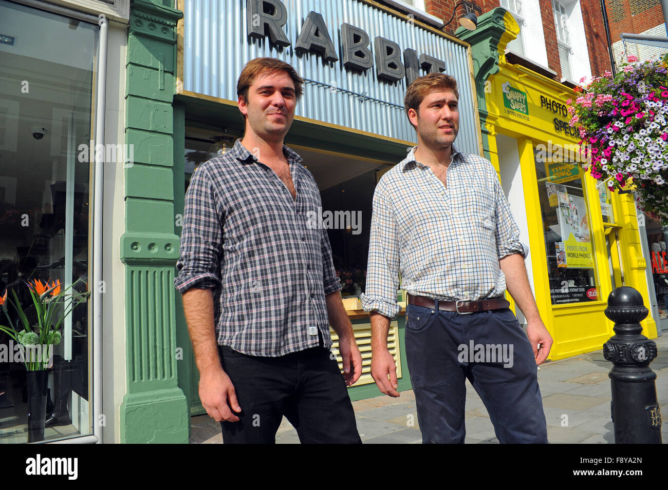 Londra, UK, 19 settembre 2014, Richard Gladwin, 31, co-proprietario di 'wild food' ristorante coniglio in King's Road, il Chelsea, è stato arrestato dalla polizia armata nelle prime ore del mattino di venerdì il 28 agosto 2015 a seguito di segnalazioni di lui " in un atteggiamento di scatto puntando il fucile a un taxi driver'. Richard, scuro controllare shirt con suo fratello Oliver, chef, alla luce controllare shirt. Foto Stock