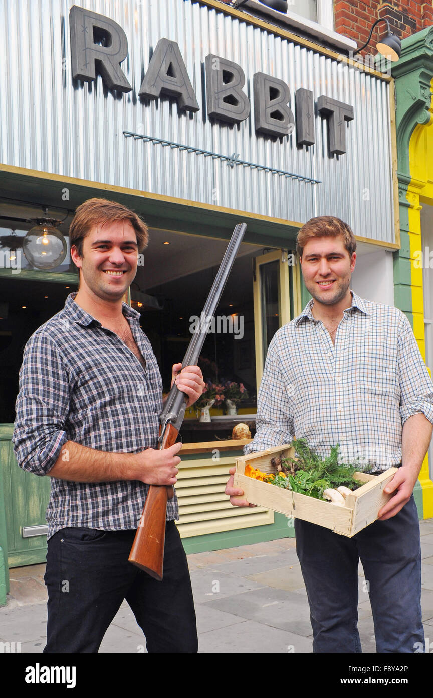 Londra, UK, 19 settembre 2014, Richard Gladwin, 31, co-proprietario di 'wild food' ristorante coniglio in King's Road, il Chelsea, è stato arrestato dalla polizia armata nelle prime ore del mattino di venerdì il 28 agosto 2015 a seguito di segnalazioni di lui " in un atteggiamento di scatto puntando il fucile a un taxi driver'. Richard, scuro controllare shirt con suo fratello Oliver, chef, alla luce controllare shirt. Foto Stock