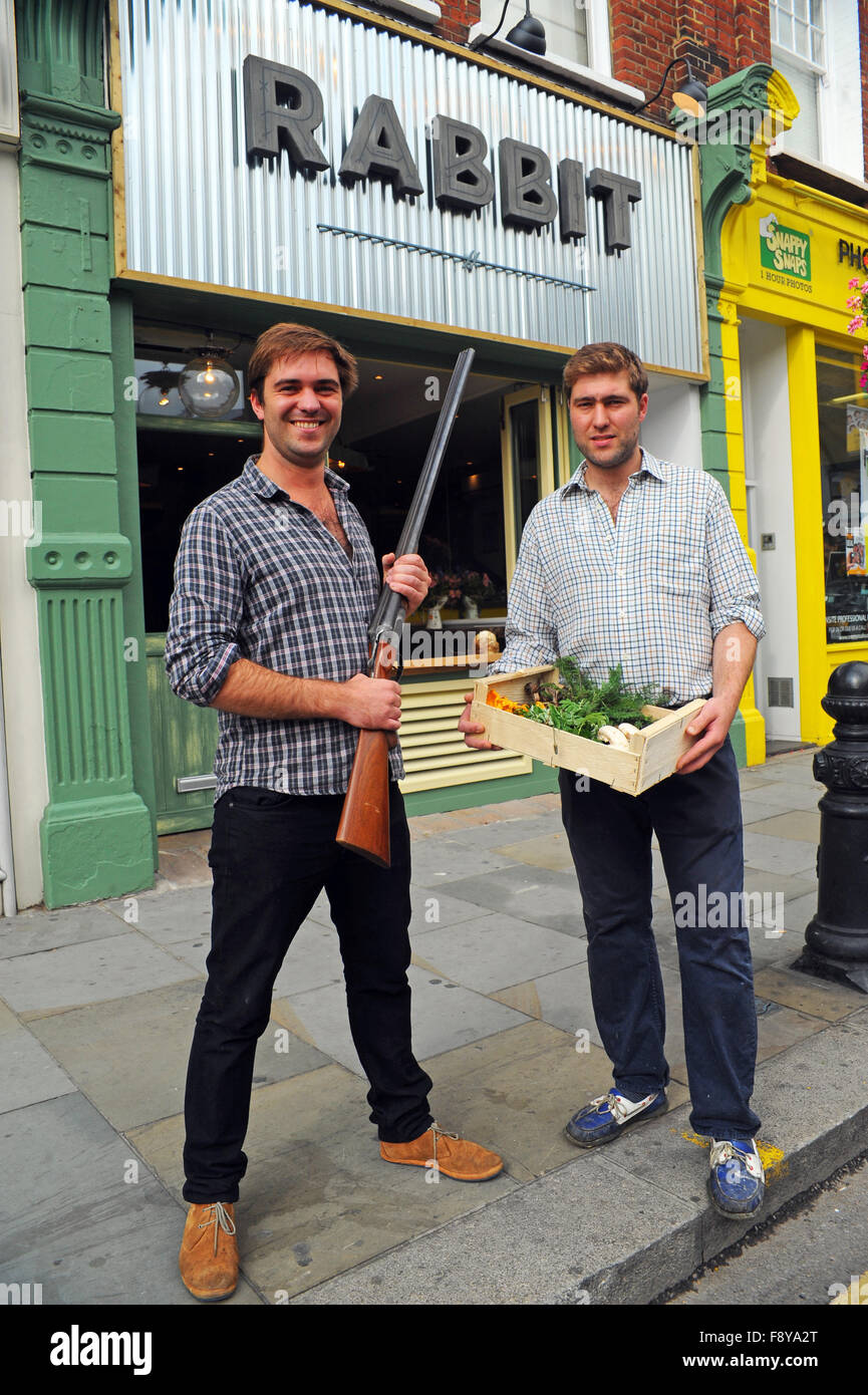 Londra, UK, 19 settembre 2014, Richard Gladwin, 31, co-proprietario di 'wild food' ristorante coniglio in King's Road, il Chelsea, è stato arrestato dalla polizia armata nelle prime ore del mattino di venerdì il 28 agosto 2015 a seguito di segnalazioni di lui " in un atteggiamento di scatto puntando il fucile a un taxi driver'. Richard, scuro controllare shirt con suo fratello Oliver, chef, alla luce controllare shirt. Foto Stock