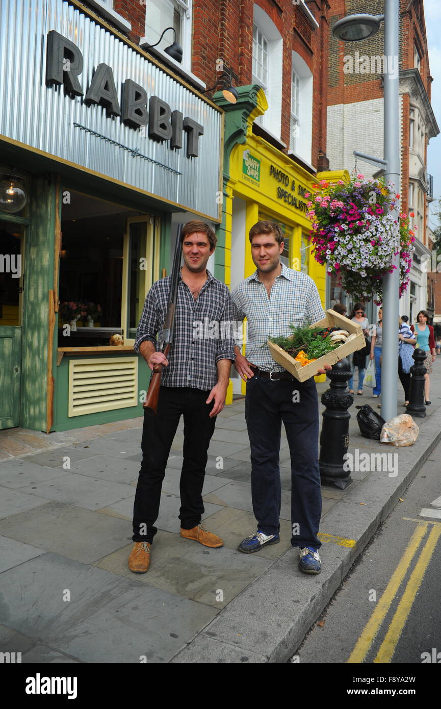 Londra, UK, 19 settembre 2014, Richard Gladwin, 31, co-proprietario di 'wild food' ristorante coniglio in King's Road, il Chelsea, è stato arrestato dalla polizia armata nelle prime ore del mattino di venerdì il 28 agosto 2015 a seguito di segnalazioni di lui " in un atteggiamento di scatto puntando il fucile a un taxi driver'. Richard, scuro controllare shirt con suo fratello Oliver, chef, alla luce controllare shirt. Foto Stock