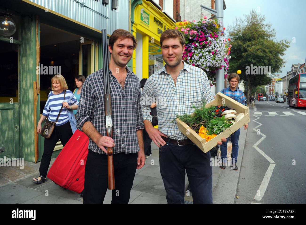 Londra, UK, 19 settembre 2014, Richard Gladwin, 31, co-proprietario di 'wild food' ristorante coniglio in King's Road, il Chelsea, è stato arrestato dalla polizia armata nelle prime ore del mattino di venerdì il 28 agosto 2015 a seguito di segnalazioni di lui " in un atteggiamento di scatto puntando il fucile a un taxi driver'. Richard, scuro controllare shirt con suo fratello Oliver, chef, alla luce controllare shirt. Foto Stock
