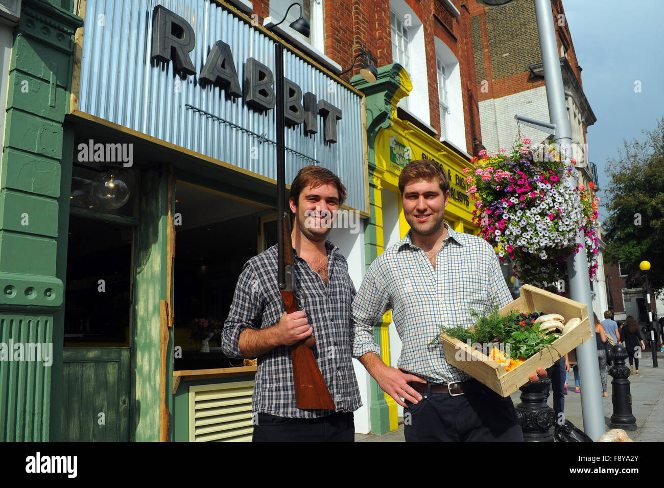 Londra, UK, 19 settembre 2014, Richard Gladwin, 31, co-proprietario di 'wild food' ristorante coniglio in King's Road, il Chelsea, è stato arrestato dalla polizia armata nelle prime ore del mattino di venerdì il 28 agosto 2015 a seguito di segnalazioni di lui " in un atteggiamento di scatto puntando il fucile a un taxi driver'. Richard, scuro controllare shirt con suo fratello Oliver, chef, alla luce controllare shirt. Foto Stock