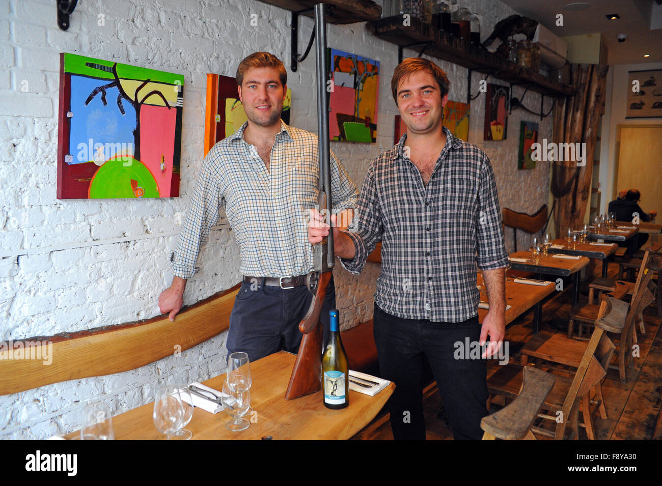 Londra, UK, 19 settembre 2014, Richard Gladwin, 31, co-proprietario di 'wild food' ristorante coniglio in King's Road, il Chelsea, è stato arrestato dalla polizia armata nelle prime ore del mattino di venerdì il 28 agosto 2015 a seguito di segnalazioni di lui " in un atteggiamento di scatto puntando il fucile a un taxi driver'. Richard, scuro controllare shirt con suo fratello Oliver, chef, alla luce controllare shirt. Foto Stock