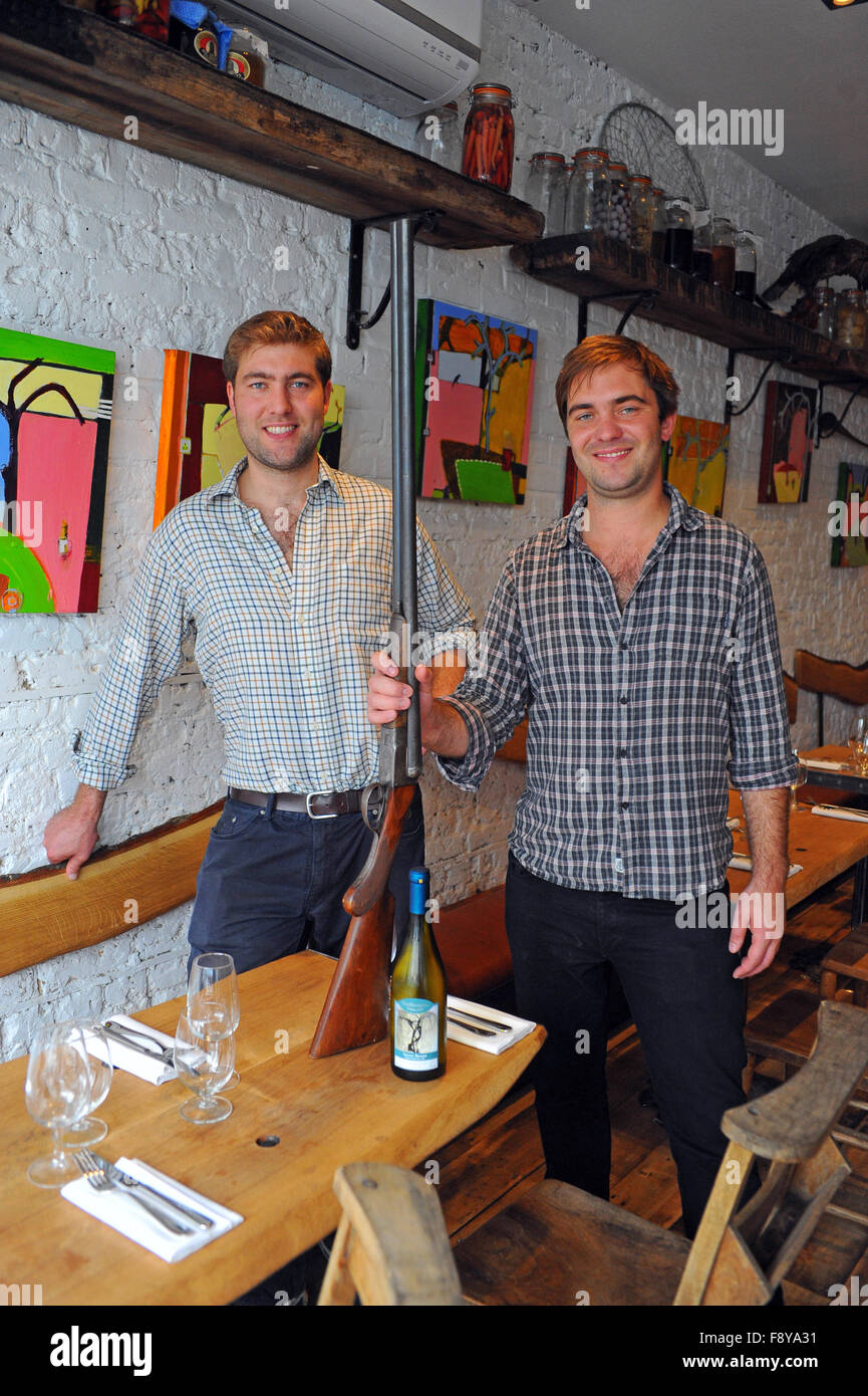 Londra, UK, 19 settembre 2014, Richard Gladwin, 31, co-proprietario di 'wild food' ristorante coniglio in King's Road, il Chelsea, è stato arrestato dalla polizia armata nelle prime ore del mattino di venerdì il 28 agosto 2015 a seguito di segnalazioni di lui " in un atteggiamento di scatto puntando il fucile a un taxi driver'. Richard, scuro controllare shirt con suo fratello Oliver, chef, alla luce controllare shirt. Foto Stock
