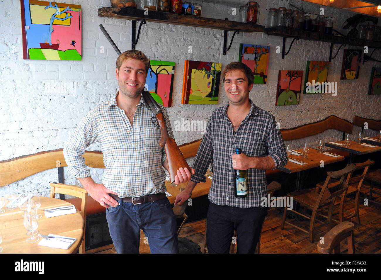 Londra, UK, 19 settembre 2014, Richard Gladwin, 31, co-proprietario di 'wild food' ristorante coniglio in King's Road, il Chelsea, è stato arrestato dalla polizia armata nelle prime ore del mattino di venerdì il 28 agosto 2015 a seguito di segnalazioni di lui " in un atteggiamento di scatto puntando il fucile a un taxi driver'. Richard, scuro controllare shirt con suo fratello Oliver, chef, alla luce controllare shirt. Foto Stock