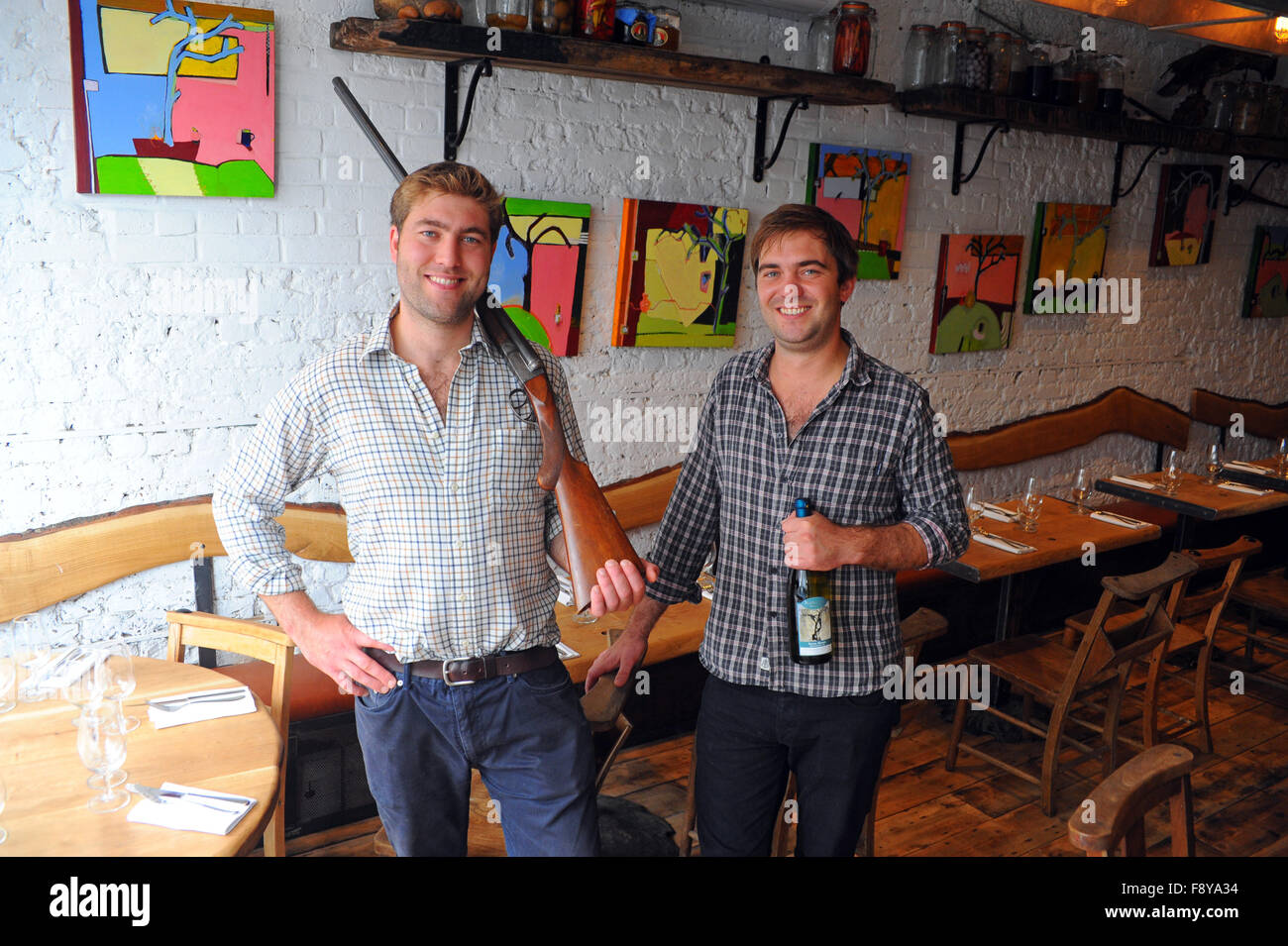 Londra, UK, 19 settembre 2014, Richard Gladwin, 31, co-proprietario di 'wild food' ristorante coniglio in King's Road, il Chelsea, è stato arrestato dalla polizia armata nelle prime ore del mattino di venerdì il 28 agosto 2015 a seguito di segnalazioni di lui " in un atteggiamento di scatto puntando il fucile a un taxi driver'. Richard, scuro controllare shirt con suo fratello Oliver, chef, alla luce controllare shirt. Foto Stock