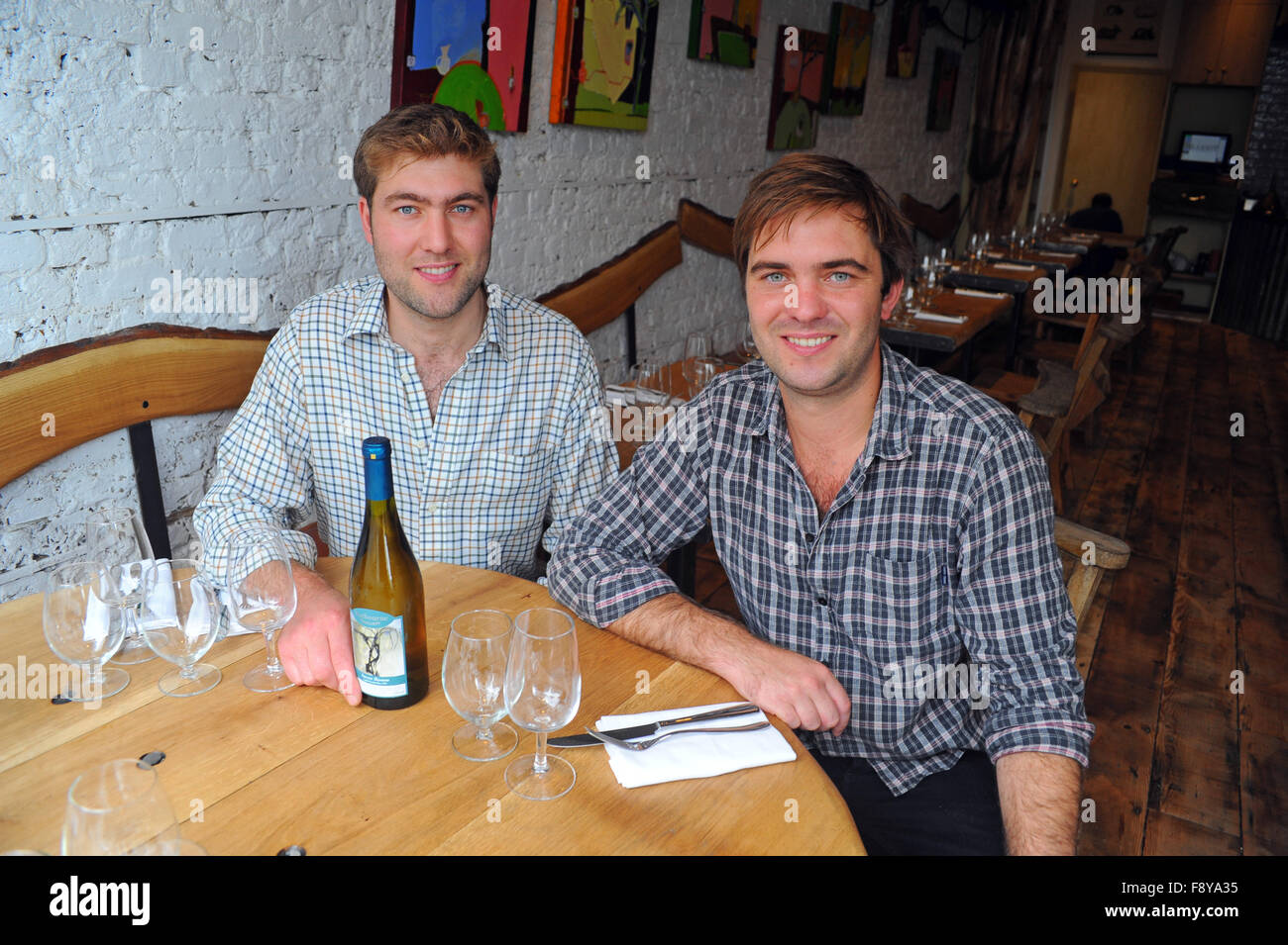 Londra, UK, 19 settembre 2014, Richard Gladwin, 31, co-proprietario di 'wild food' ristorante coniglio in King's Road, il Chelsea, è stato arrestato dalla polizia armata nelle prime ore del mattino di venerdì il 28 agosto 2015 a seguito di segnalazioni di lui " in un atteggiamento di scatto puntando il fucile a un taxi driver'. Richard, scuro controllare shirt con suo fratello Oliver, chef, alla luce controllare shirt. Foto Stock