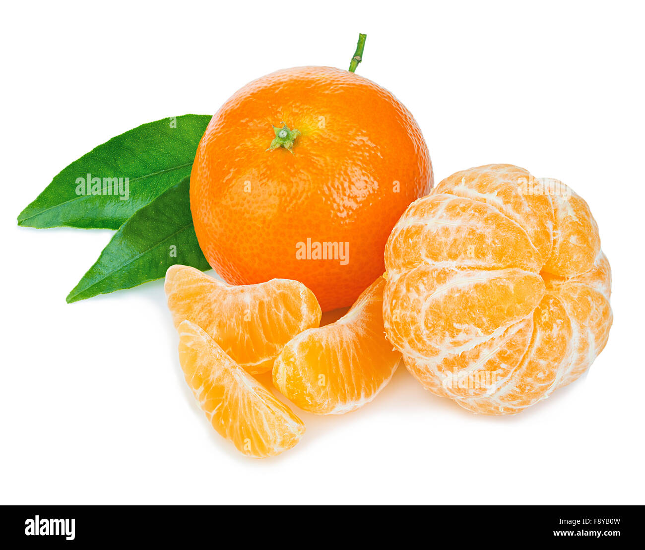 Mature mandarin con foglie verdi di close-up su uno sfondo bianco. Foto Stock