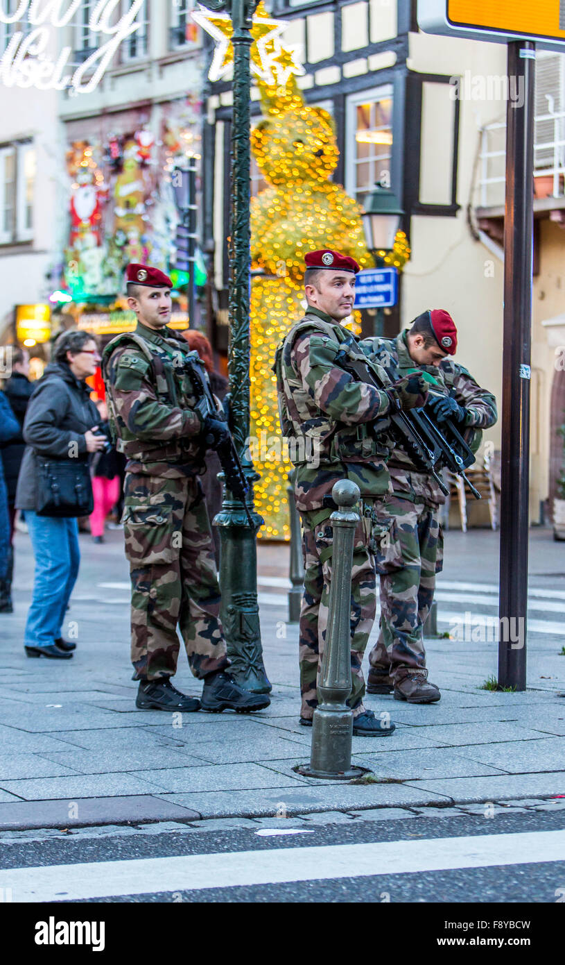 Francese le forze di sicurezza pattugliare la città di Strasburgo, dopo un avviso di terrorismo, soldati dell esercito francese , old town, Foto Stock