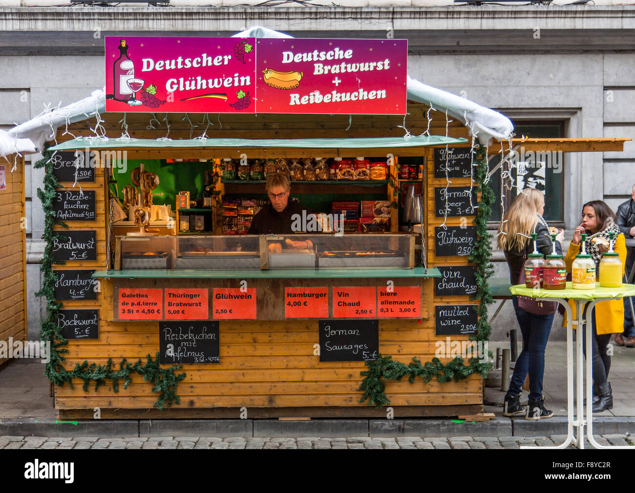 Tipiche tedesche Bratwurst e Glühwein, vino caldo, stand al mercatino di Natale nel centro storico di Bruxelles, Belgio Foto Stock