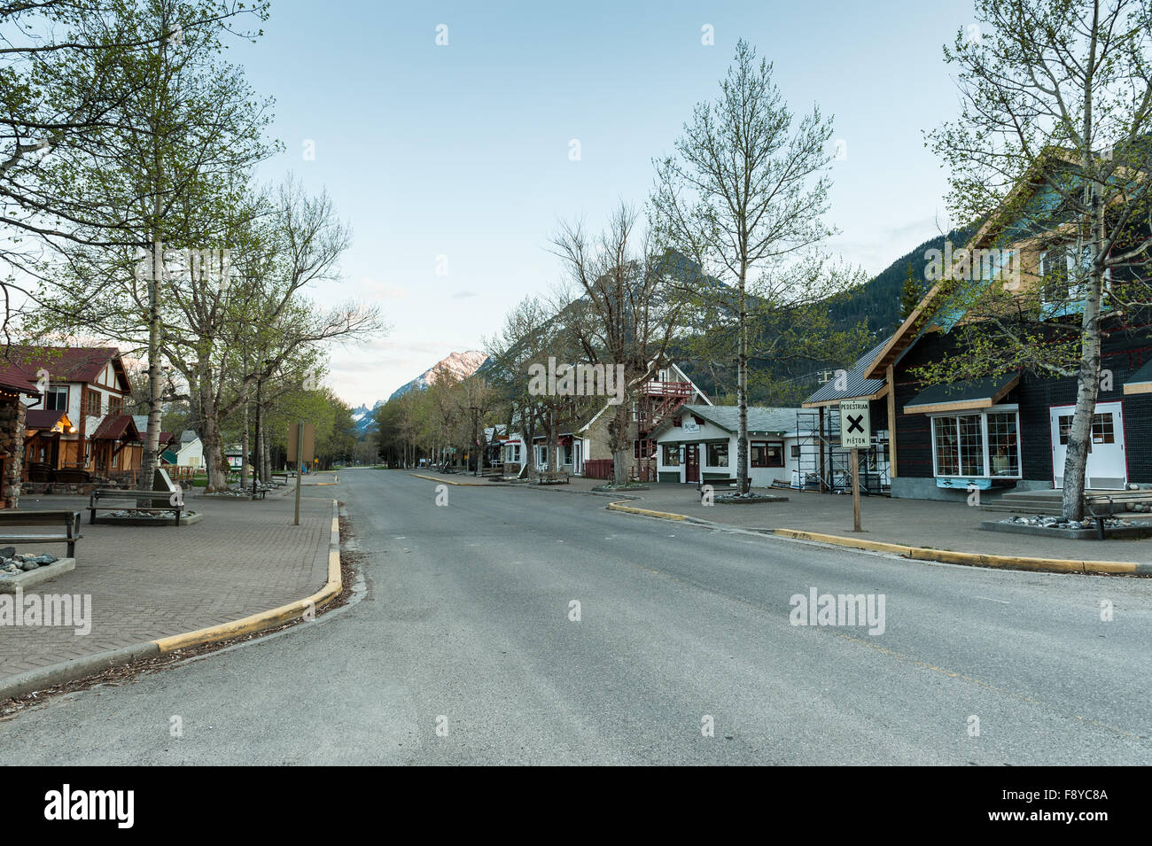 Vista di Waterton Park villaggio con case e negozi nel Parco Nazionale dei laghi di Waterton, Alberta, Foto Stock