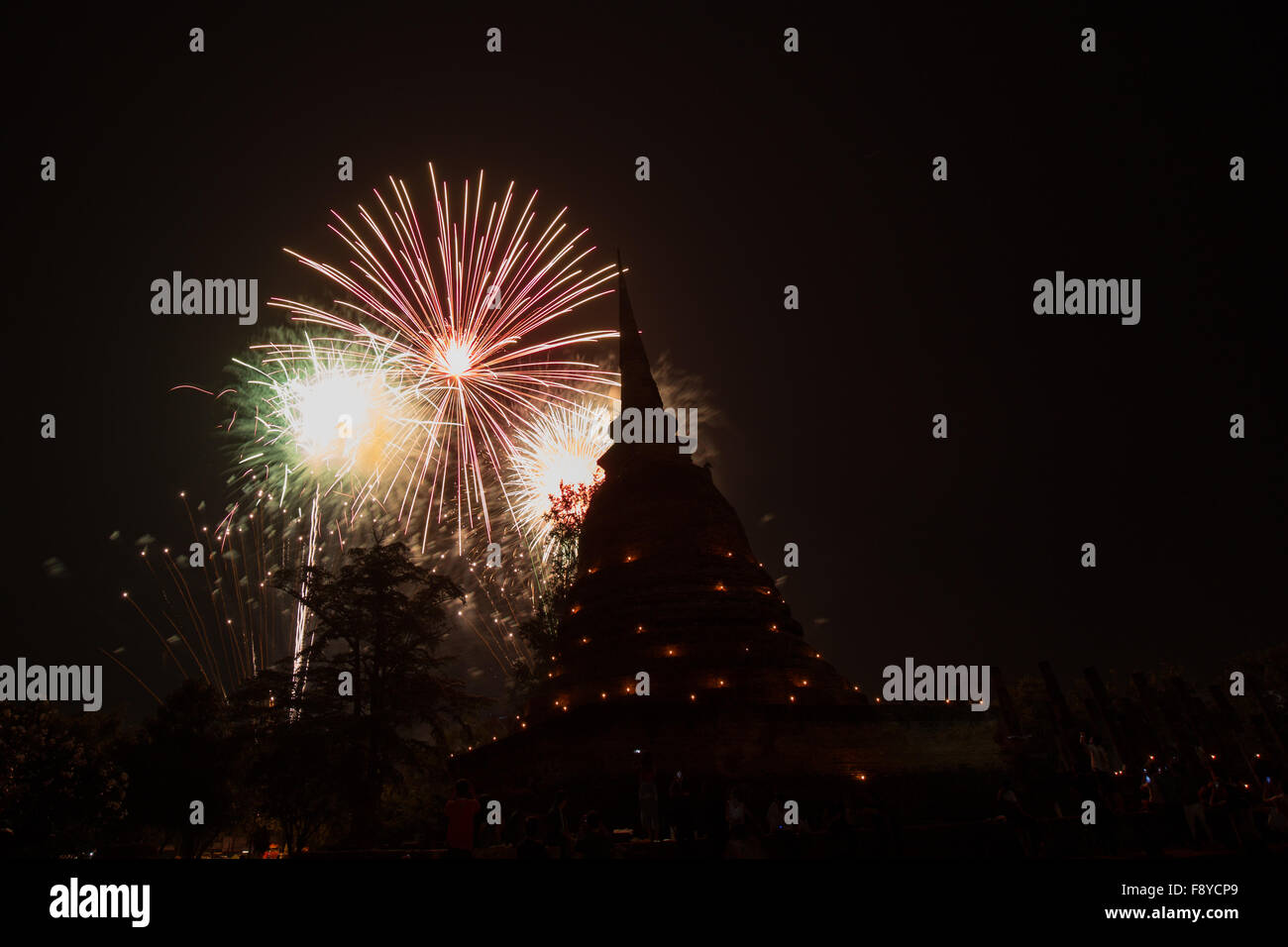 Fuochi d'artificio in Loy Krathong festival al Sukhothai Storia Park, Thailandia Foto Stock