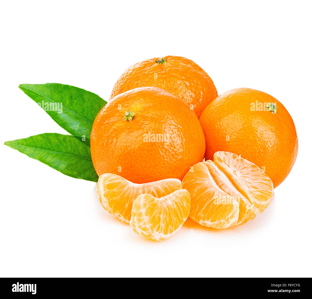 Mature mandarin con foglie verdi di close-up su uno sfondo bianco. Foto Stock
