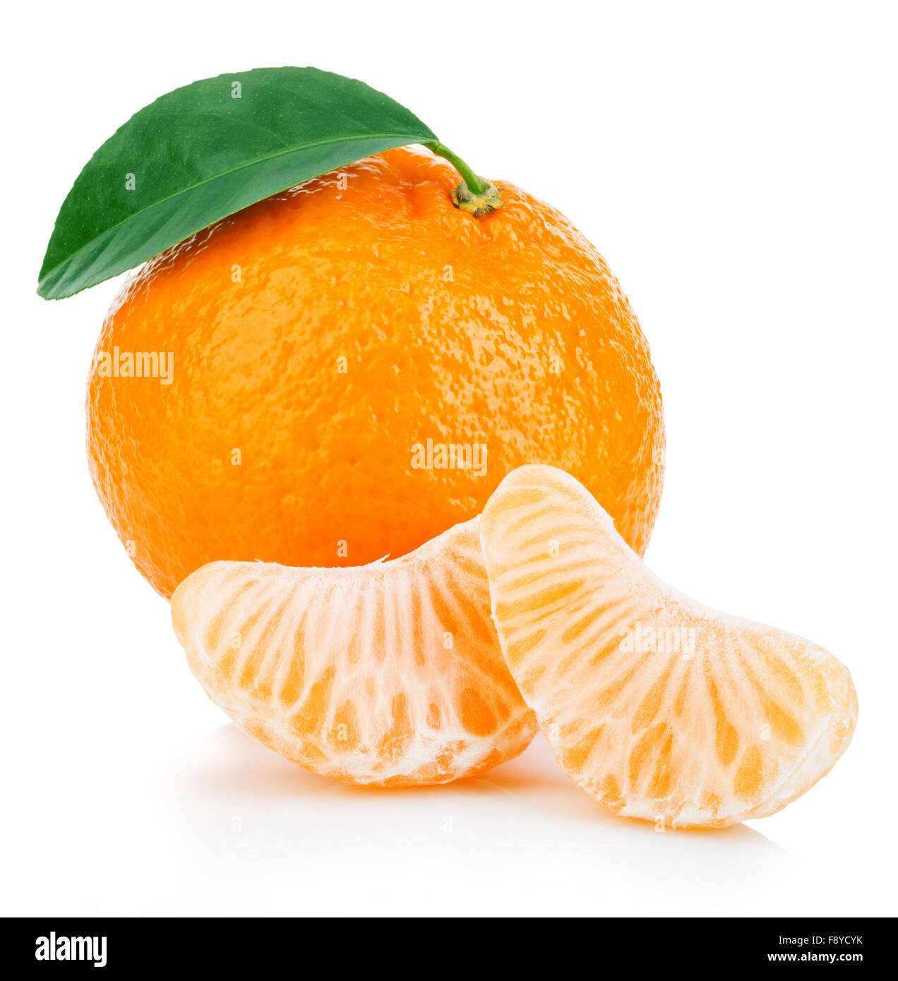 Mature mandarin con foglie di close-up su uno sfondo bianco. Arancio con foglie su uno sfondo bianco. Foto Stock