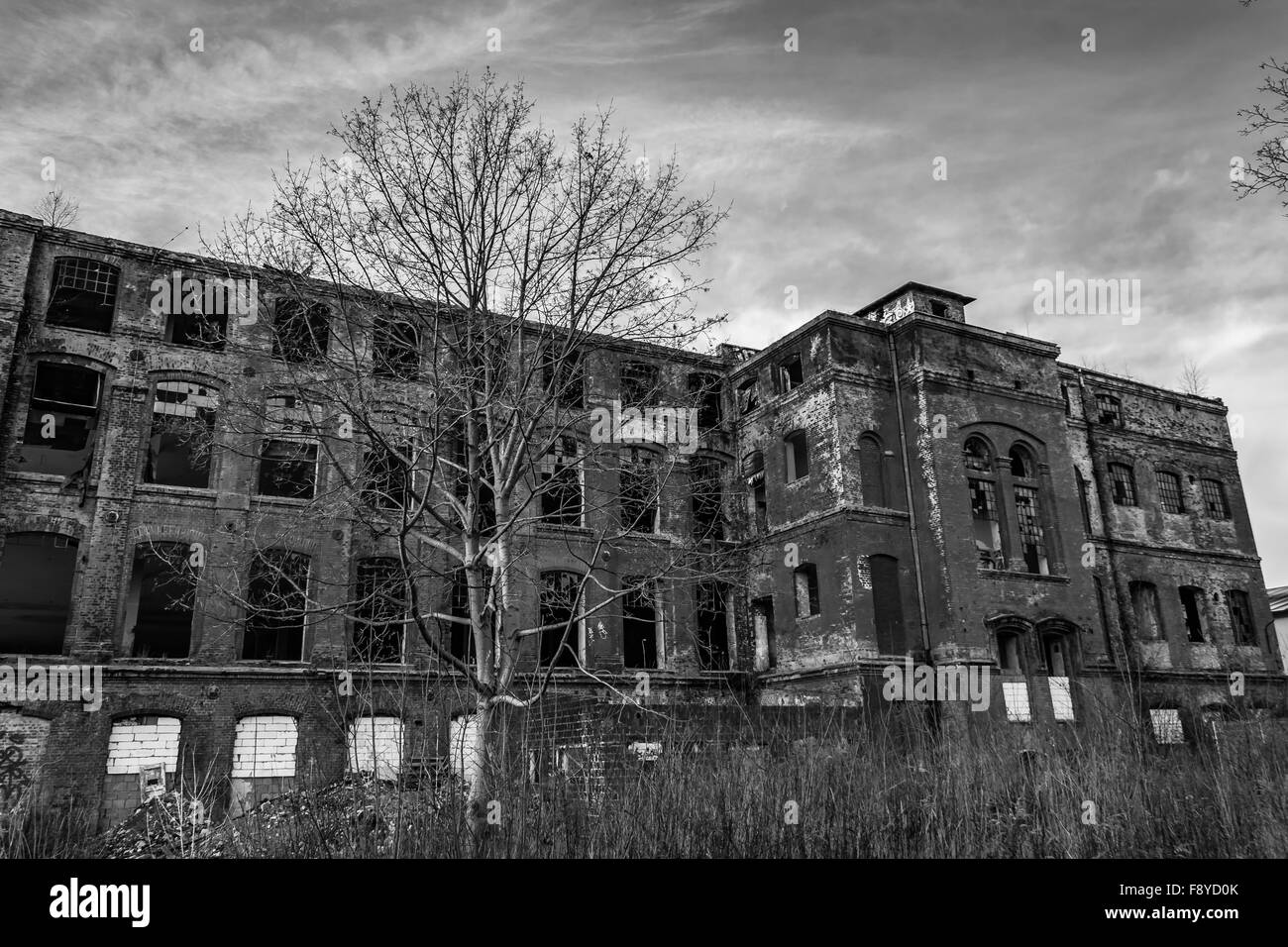Rovinato vecchia fabbrica tessile in bianco e nero, B&W. Foto Stock
