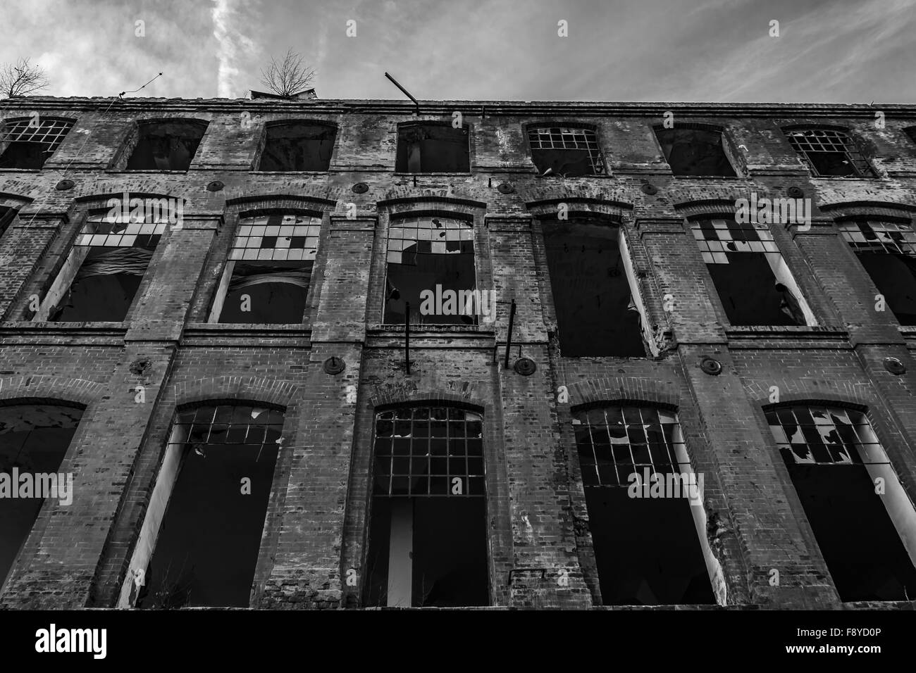 Rovinato vecchia fabbrica tessile in bianco e nero, B&W. Foto Stock