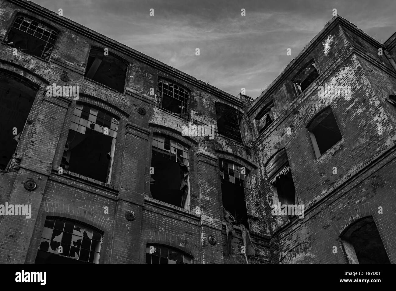 Rovinato vecchia fabbrica tessile in bianco e nero, B&W. Foto Stock
