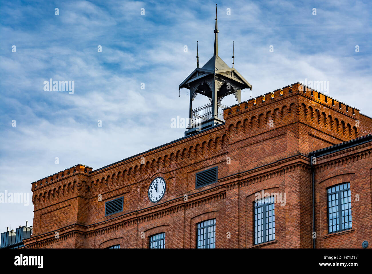 Splendidamente ristrutturato facciata di una vecchia fabbrica tessile Foto Stock