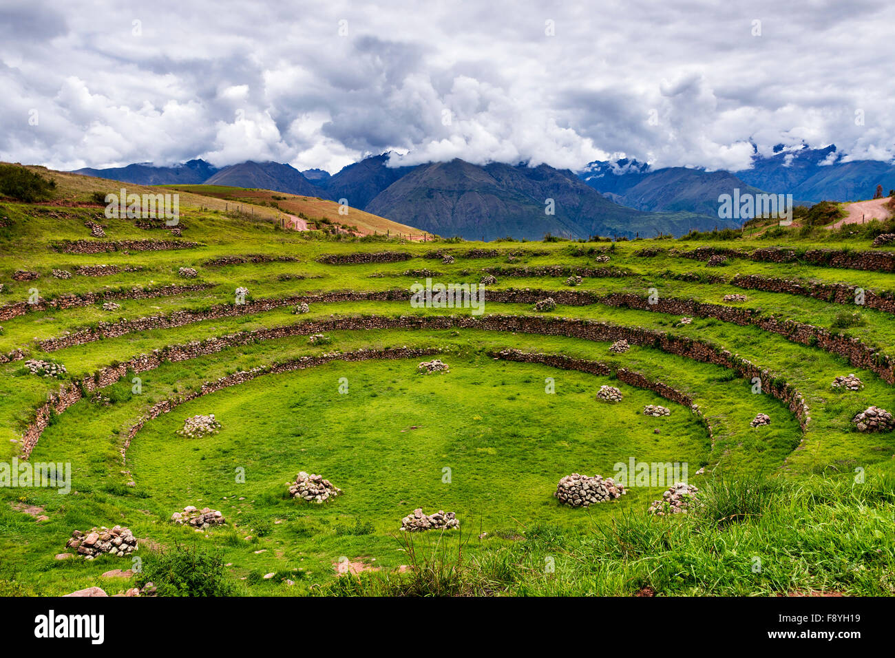 Inca terrazze circolari di Moray, nella Valle Sacra, Perù. Moray è un sito archeologico, vicino al villaggio di Maras. Foto Stock