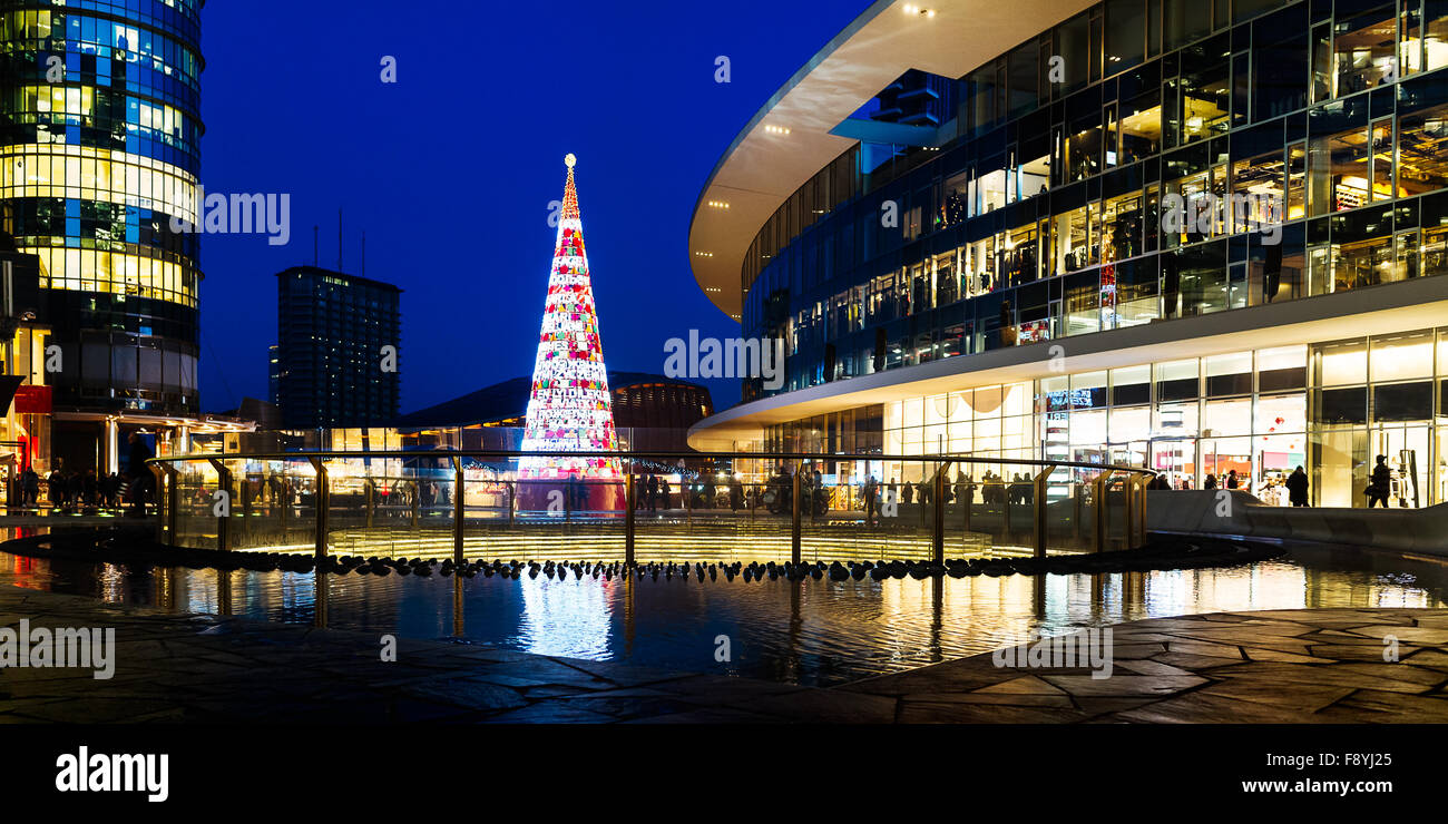 Albero di Natale fatto con insegne recanti la dicitura "Auguri" in tutte le lingue del mondo, Milano, Italia Foto Stock