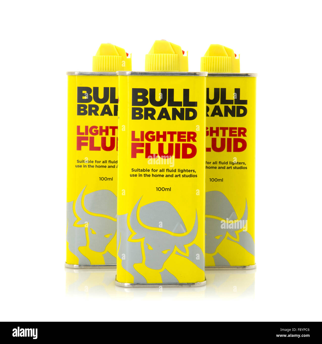 Tre lattine di Bull Brand extra leggero raffinato di fluido su di uno sfondo bianco Foto Stock