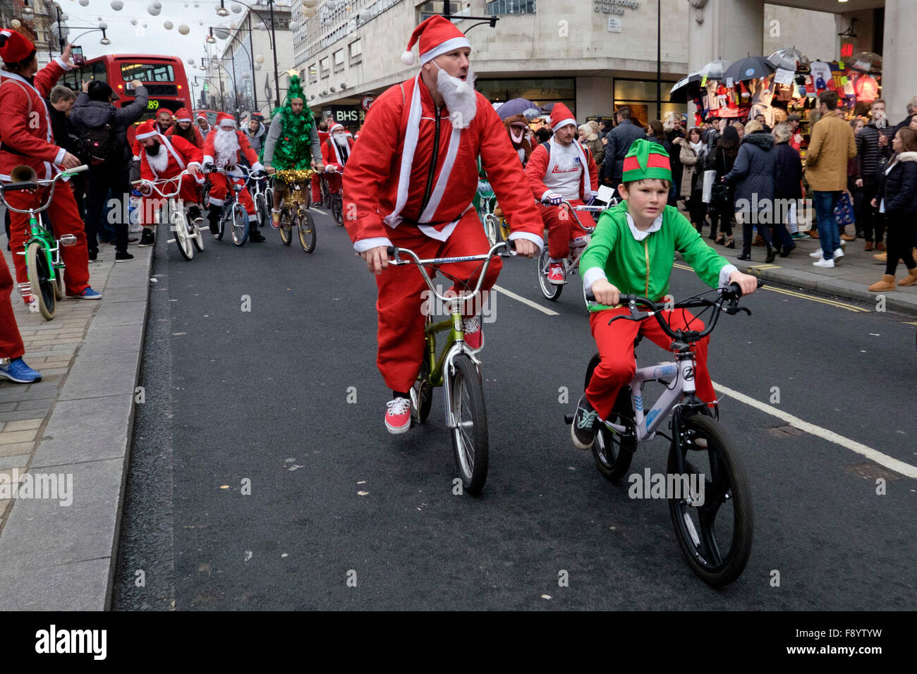 BMX motociclisti vestiti da Babbo Natale corsa giù per Oxford Street Foto Stock