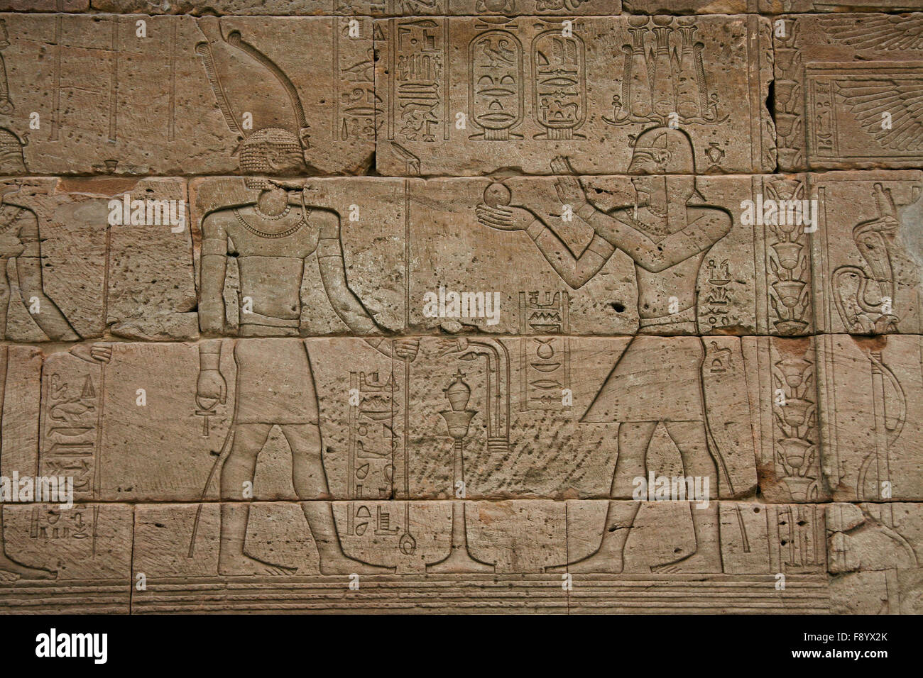 Antico egiziano a bassorilievo in pietra di un tempio Foto Stock