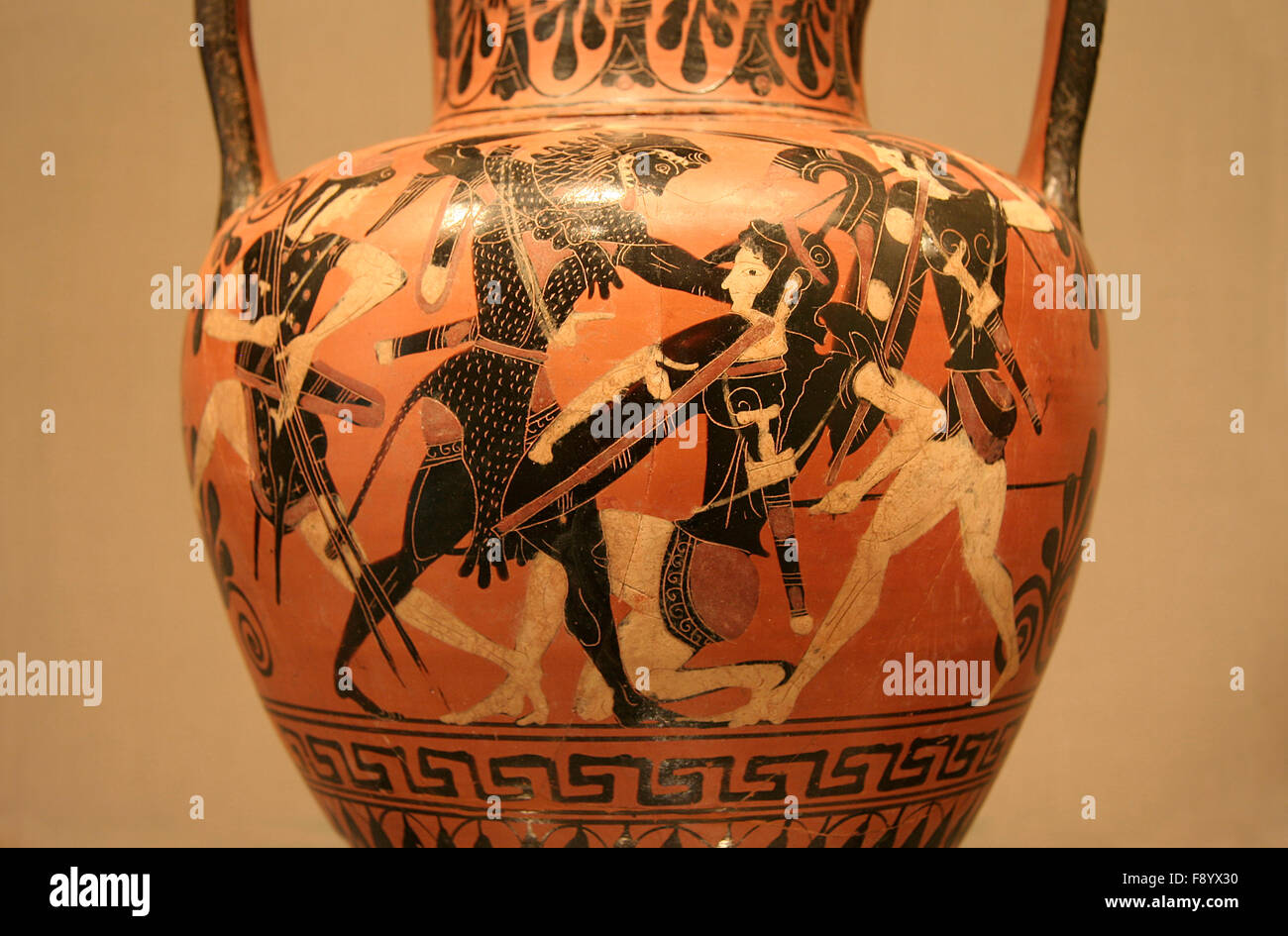 Il Greco Antico Vaso Dipinti In Nero Su Rosso In Ceramica Isolato Su il-greco-antico-vaso-dipinti-in-nero-su-rosso-in-ceramica-isolato-su