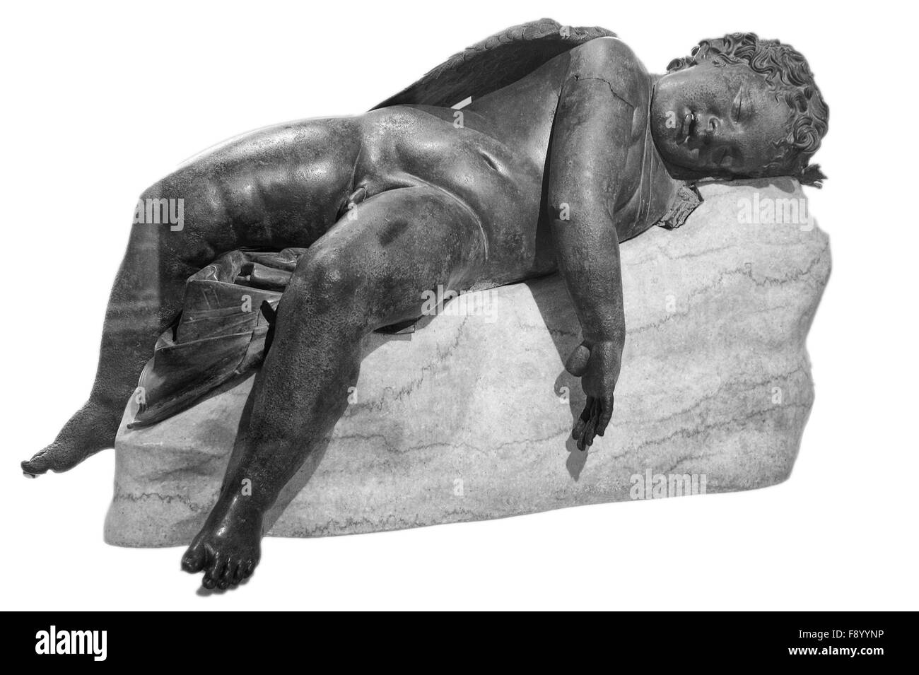 Statua di Eros che dorme su marmo, isolate su sfondo bianco Foto Stock