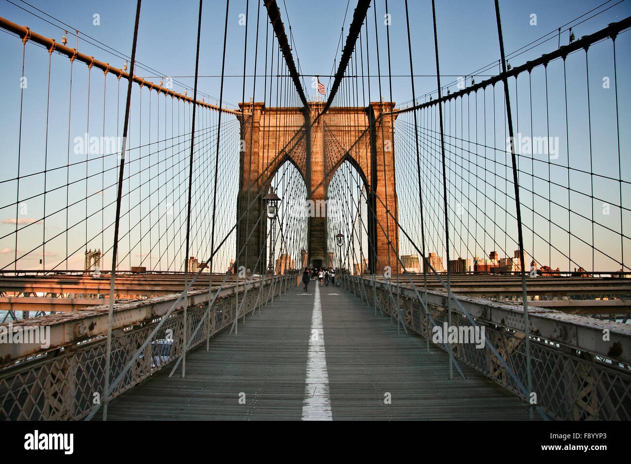 La popolazione locale e i turisti a piedi il ponte di Brooklyn Foto Stock