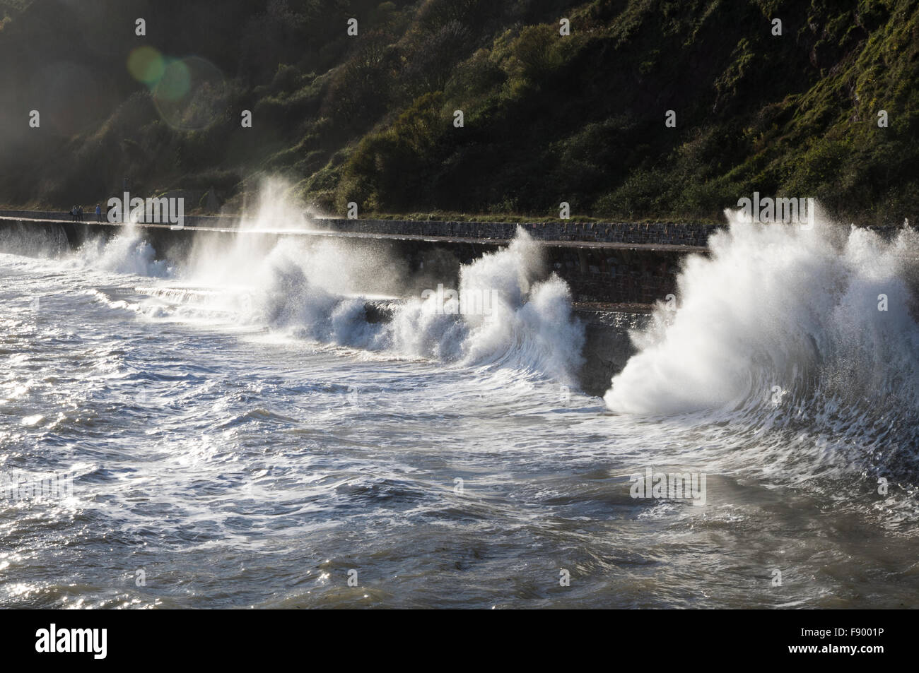 Onde che si infrangono sulla promenade a Teignmouth Foto Stock