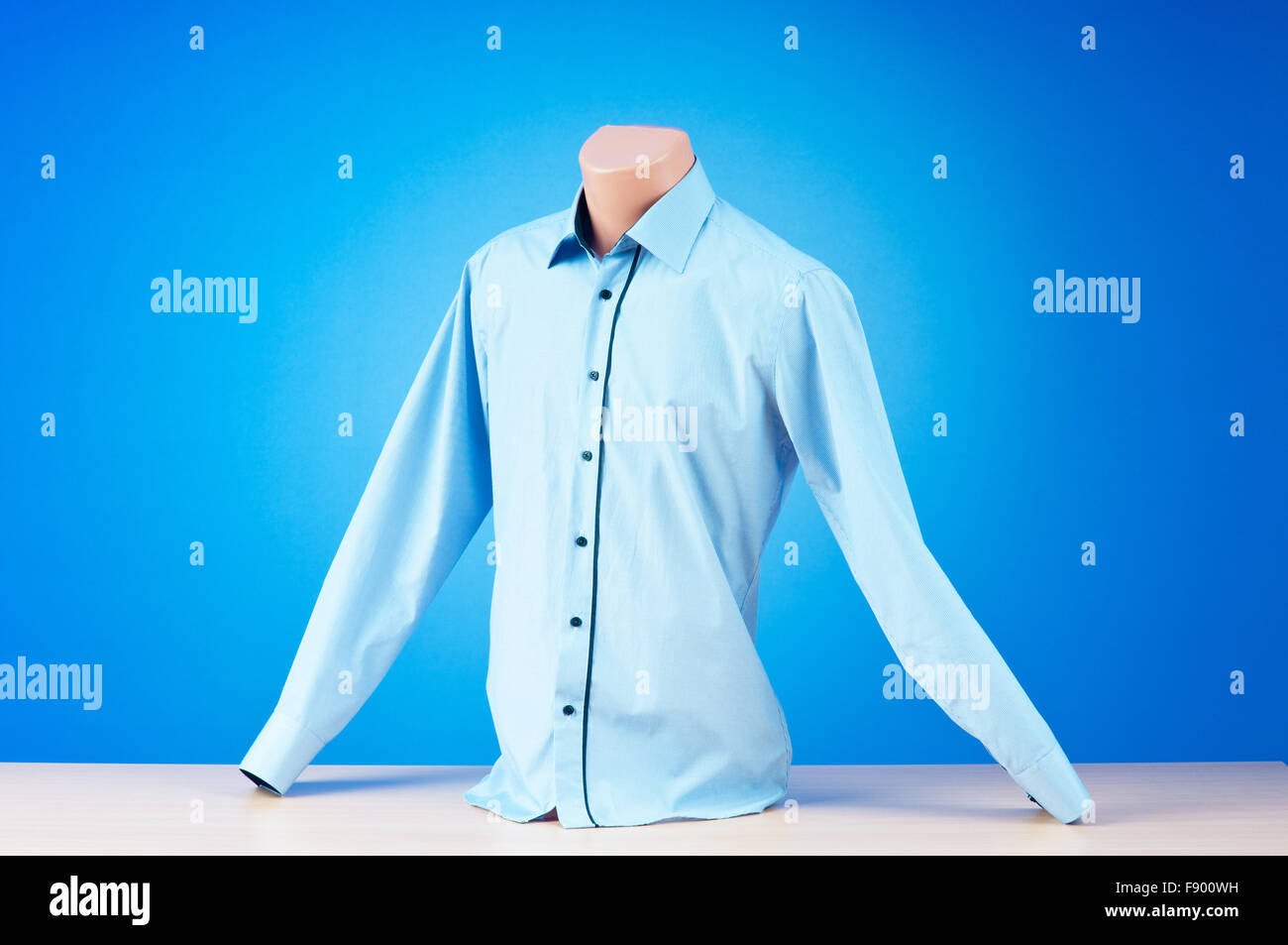 Shirt appesa al gancio Foto Stock