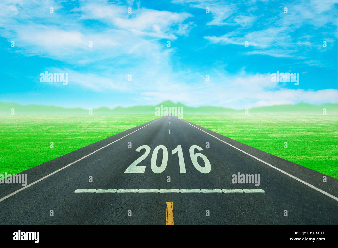 La guida su una strada vuota al prossimo 2016 anno nuovo Foto Stock