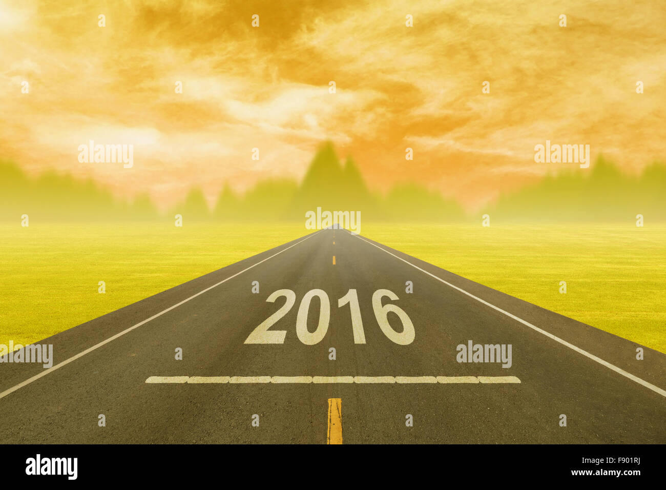 La guida su una strada vuota al tramonto alle imminenti 2016 anno nuovo Foto Stock