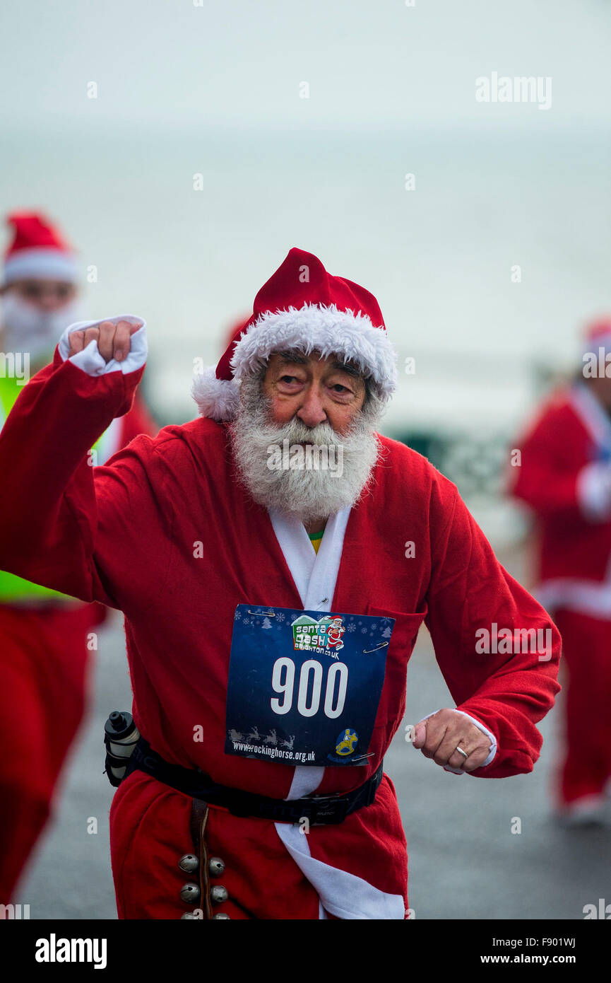 Mare rosso di Babbo Natale che corre lungo la Brighton & Hove lungomare, Sussex, Regno Unito oggi presso l annuale 'Santa Dash'. Darren Cool - 0779230872 Foto Stock