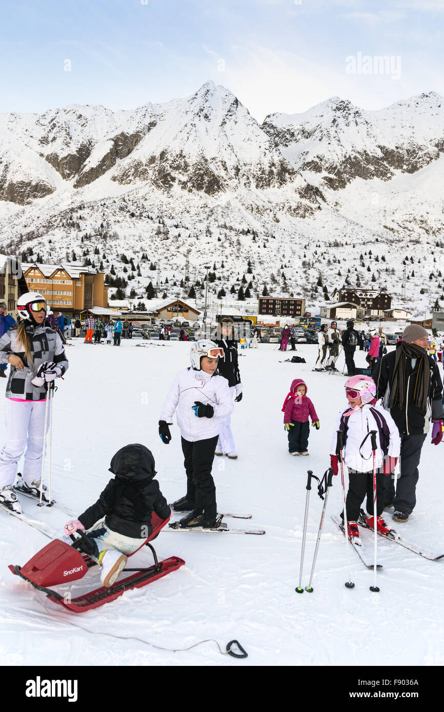 PONTE DI LEGNO, Italia - 25 dicembre: famiglie in vacanza sulle pendici delle Alpi italiane il Giovedi, Dicembre 25, 2014. Foto Stock