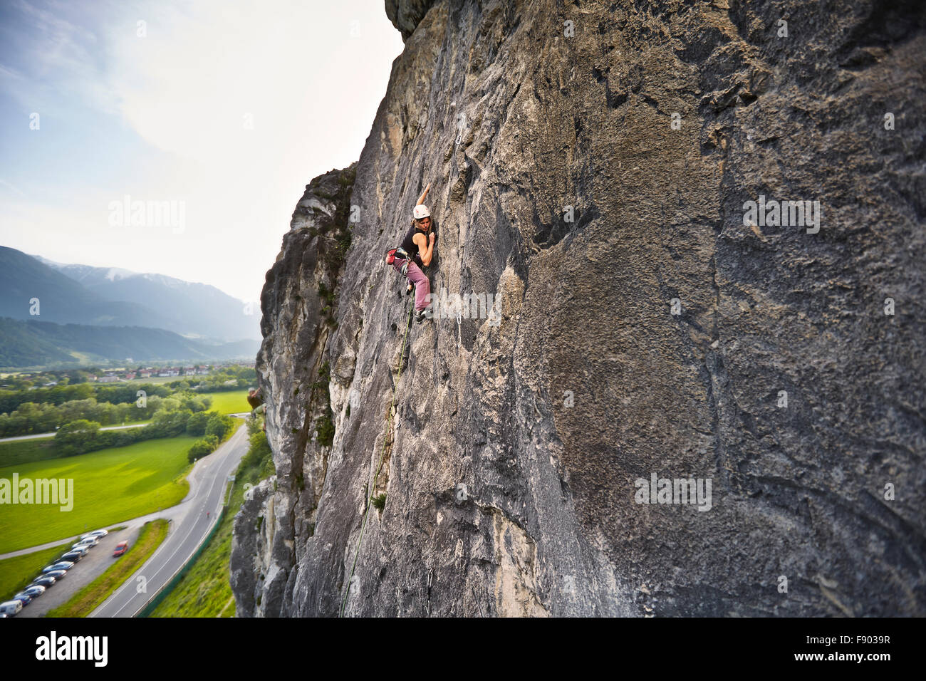 Donna arrampicata, piombo, arrampicata su una parete di roccia, Martinswand, Zirl, Tirolo, Austria Foto Stock