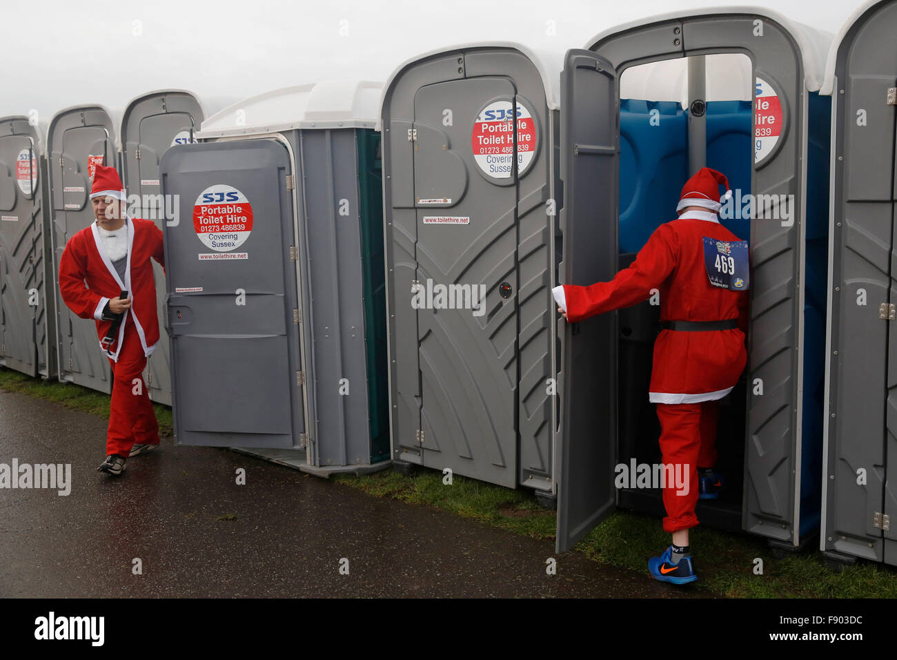 Brighton, Regno Unito. 12 dicembre 2015. I corridori vestiti come uso di Natale del padre -loos competono nel Brighton di Santa Dash 2015 a Brighton, Regno Unito, sabato Deceomber 12, 2015. Credit: Luke MacGregor/Alamy Live News Foto Stock