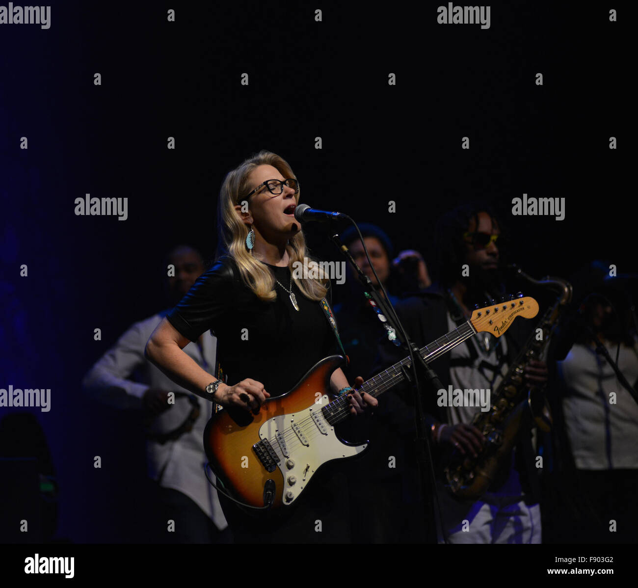 Virginia Beach, Virginia, Stati Uniti d'America. Undicesimo Dec, 2015. TEDESCHI TRUCKS BAND. I vincitori di Grammy, Derek Trucks e Susan Tedeschi lungo con un paio di amici portano il blues basculante per il SANDLER Center in Virginia Beach, in Virginia, il 11 dicembre 2015.© Jeff Moore 2015 © Jeff Moore/ZUMA filo/Alamy Live News Foto Stock