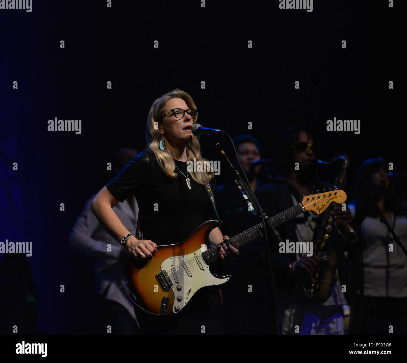 Virginia Beach, Virginia, Stati Uniti d'America. Undicesimo Dec, 2015. TEDESCHI TRUCKS BAND. I vincitori di Grammy, Derek Trucks e Susan Tedeschi lungo con un paio di amici portano il blues basculante per il SANDLER Center in Virginia Beach, in Virginia, il 11 dicembre 2015.© Jeff Moore 2015 © Jeff Moore/ZUMA filo/Alamy Live News Foto Stock