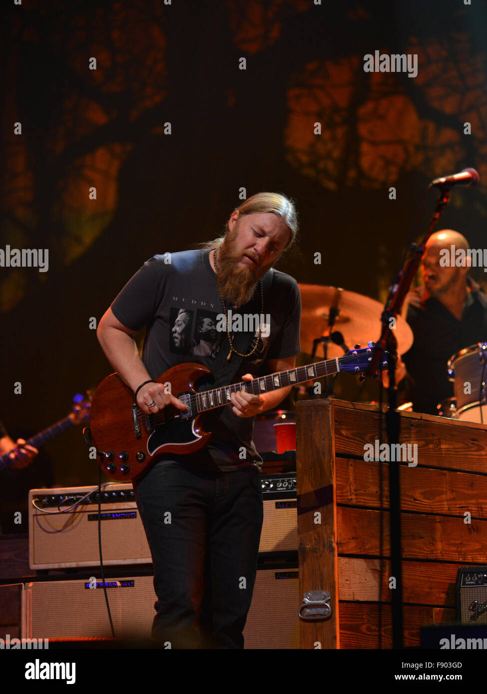 Virginia Beach, Virginia, Stati Uniti d'America. Undicesimo Dec, 2015. TEDESCHI TRUCKS BAND. I vincitori di Grammy, Derek Trucks e Susan Tedeschi lungo con un paio di amici portano il blues basculante per il SANDLER Center in Virginia Beach, in Virginia, il 11 dicembre 2015.© Jeff Moore 2015 © Jeff Moore/ZUMA filo/Alamy Live News Foto Stock